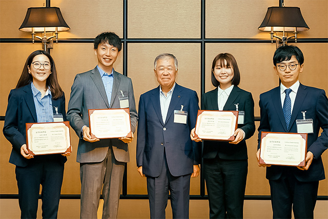 
(助成対象者と大塚理事長)
