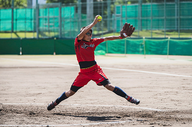 プレーする選手の画像