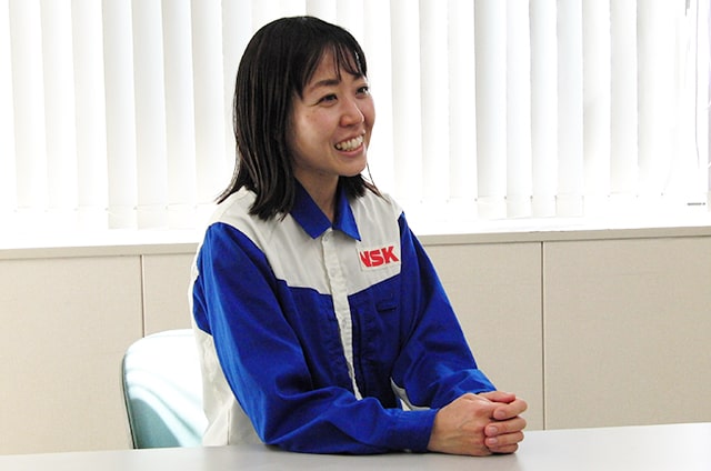 座ってお話している様子の写真